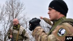 Военнослужащие украинского добровольческого батальона "Днепр-1" осматривают позиции возле села Чермалык в 40 километрах от Мариуполя