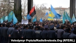 Принять участие в митинге ппротив сепаратизма призвали также своих сторонников украинские политические и общественные организации Крыма, Симферополь, 27 февраля 2014 г.