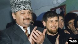 Ахмат Кадыров и его сын Рамзан (слева направо) в родном селе в марте 2004 года, архивное фото