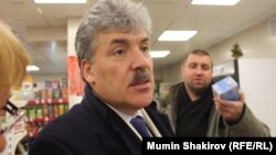 Павел Грудинин в сельском продуктовом магазине