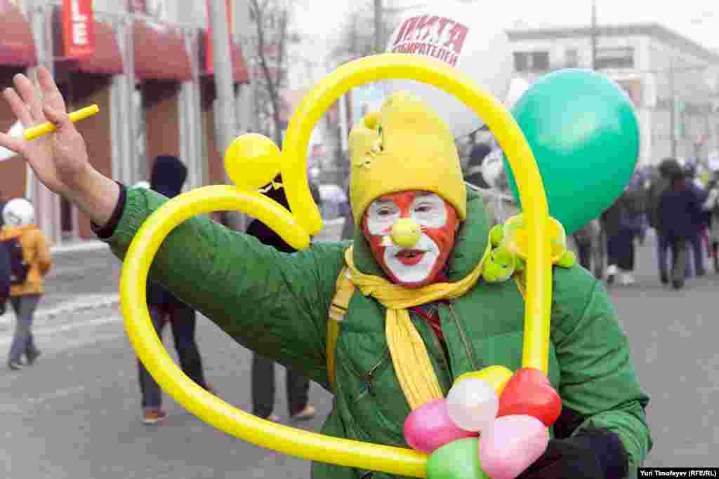 Russia -- Protesters gather with balloons and placards during a demonstration for fair elections in central Moscow, 04Feb2012