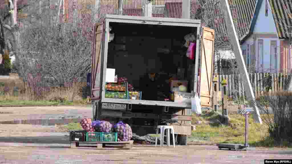 Раз в неделю в село приезжает машина, из которой торгуют овощами и фруктами