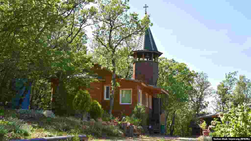 Деревянная православная церковь Усекновения главы Иоанна Предтечи.&nbsp;В 1848 году над источником построили церковь в честь этого святого. После установления в Крыму советской власти церковь использовалась как загон для скота, постепенно разрушалась, а во время Второй мировой войны в храм попал снаряд. Небольшой деревянный храм возвели до аннексии Крыма, в обители рядом с ним постоянно живут несколько монахинь