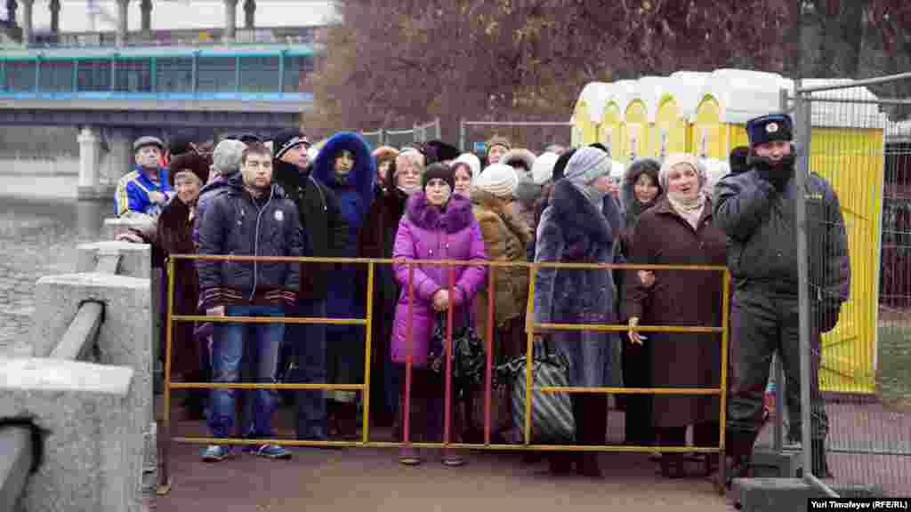 Очередь начинается более чем за шесть километров до храма у станции метро &quot;Воробьевы горы&quot;&nbsp; 