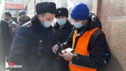 "Офицерлер де кедергі келтірді". Митинг күні журналистің жұмысы қиын