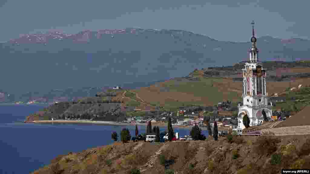 Храм-маяк Николая Чудотворца в селе Малореченское, что под Алуштой. Уникальную для Крыма церковь начали строить в конце 2004-го. А уже спустя два с половиной года &ndash; в 2007-м &ndash; торжественно освятили