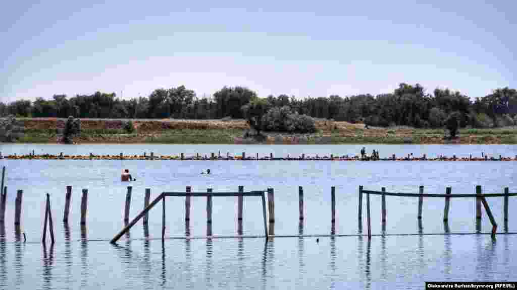 Благодаря высокой концентрации минеральных солей в воде Сакского озера, на ее поверхности можно просто лежать.&nbsp; Больше фото с целебными ископаемыми Сакского озера &ndash; здесь