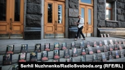 Портреты погибших в Донбассе бойцов на ступеньках президентской администрации во время акции противников референдума по мирным соглашениям с РФ