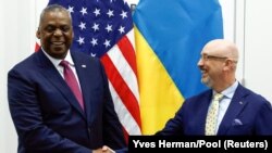 Министр обороны Украины Алексей Резников (справа) и министр обороны США Ллойд Остин. Брюссель, Бельгия, 15 июня 2022 года