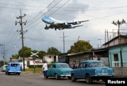 Самолет президента США – ВВС-1 – Air Force One заходит на посадку в Гаване