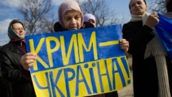 Женщины протестуют против оккупации Крыма Россией. Симферополь, март 2014 года