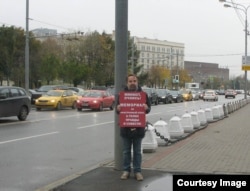 Олег Лекманов на одиночной акции протеста