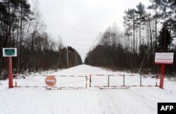 Ворота у начала санитарной защитной зоны вокруг полигона опасных отходов "Красный Бор" – февраль 2016 года