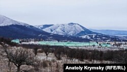 Российский военный городок с жилой зоной и ангарами для хранения штатной военной техники вблизи села Перевальное. Вид с Долгоруковской яйлы, 2018 год. Архивное фото