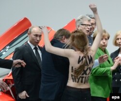 Активистки движения Femen протестуют против визита Владимира Путина. Ганновер (Германия), апрель 2013 года. Тогда Путин еще часто ездил в Европу