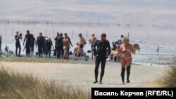 Туристы возле грязевого озера Чокрак в Ленинском районе Крыма, иллюстрационное фото