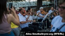 Уличные музыканты в вечерней Ялте, июль 2017 года