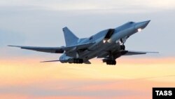 Бомбардировщик Ту-22 во время полета на авиабазе ВВС РФ «Энгельс-2» 