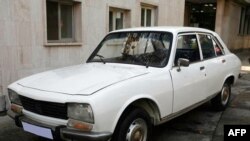 Ахмадинежад выставил свой Peugeot 1977 года выпуска (на фото) на Интернет-аукцион в декабре