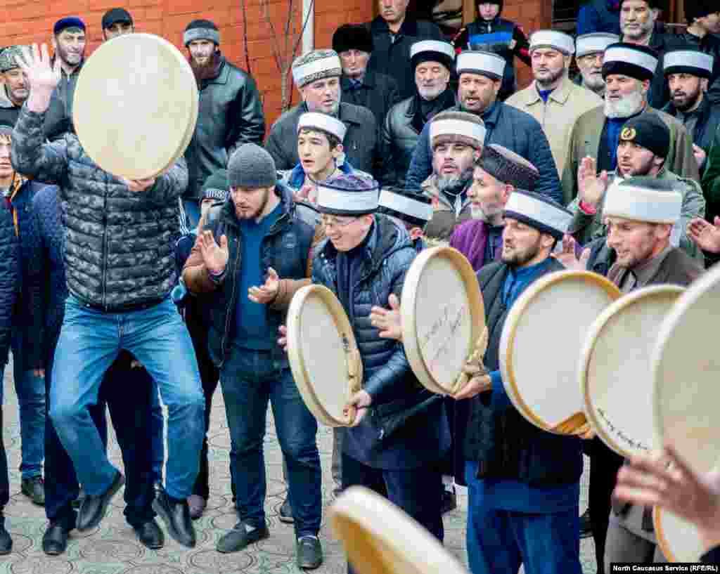 Порой суфии во время зикра впадают в транс &ndash; особенно часто это бывает с теми, кто трясет головой. Но представители некоторых вирдов транс не одобряют и считают, что после него надо заново делать омовение.