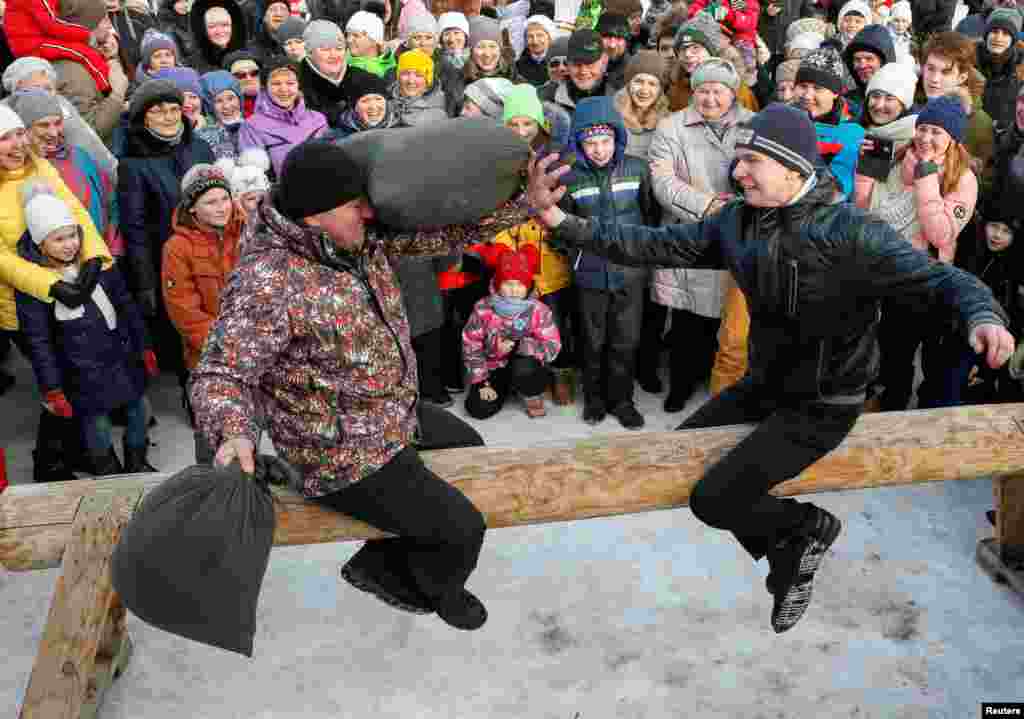 Традиционные бои подушками. Красноярск, Россия