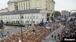 В Варшаве огромные очереди желающих проститься с президентской четой