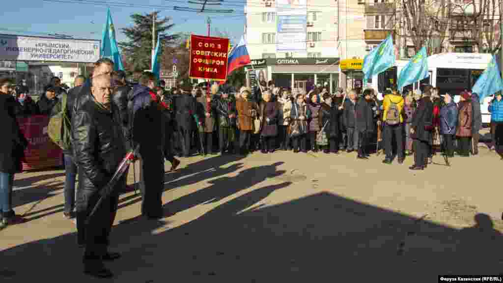 Участники митинга также держали в руках транспаранты своих организаций