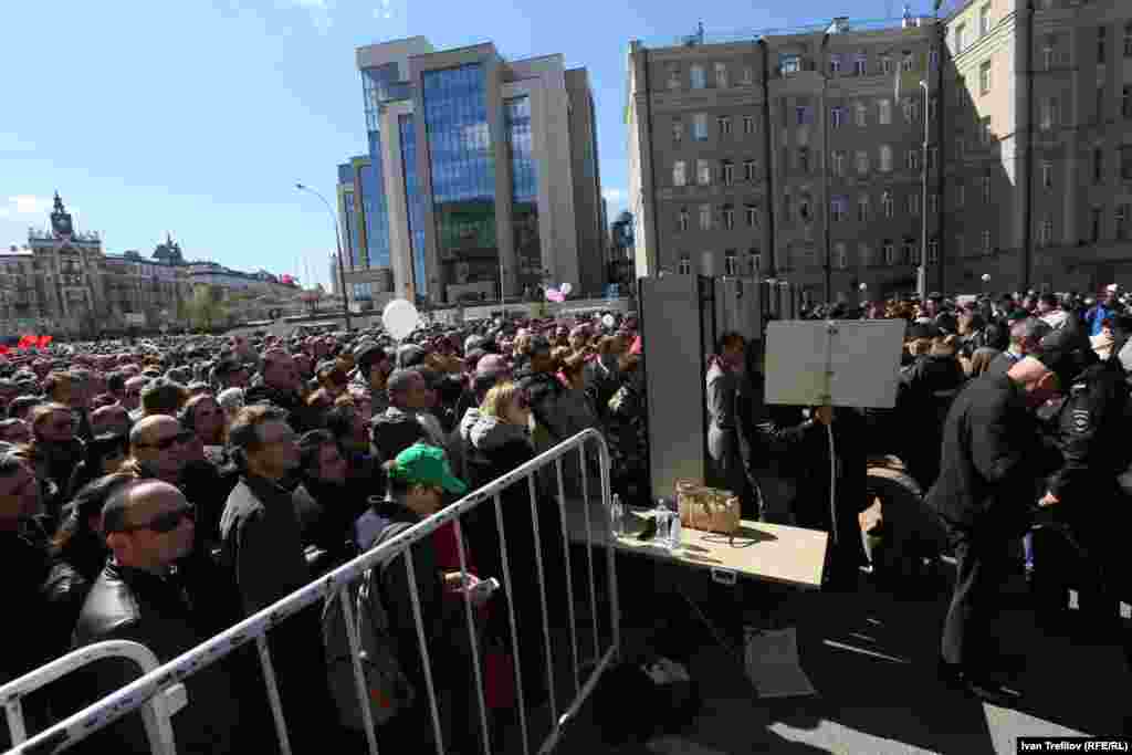 Через час после начала митинга на входе перед рамками металлоискателей еще было очень много людей