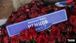 "Народный мемориал" на месте убийства Бориса Немцова