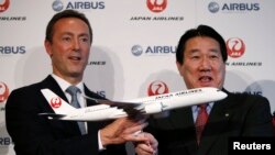 Исполнительный директор Airbus Фабрис Брегье и президент Japan Airlines Иосихару Уэки на пресс-конференции в Токио, 7 октября 2013 года