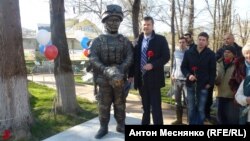 Памятник "зеленому человечку"