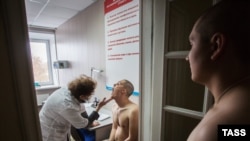 Russia -- Conscripts undergo a medical examination at a recruitment office in Omsk region, October 27, 2016