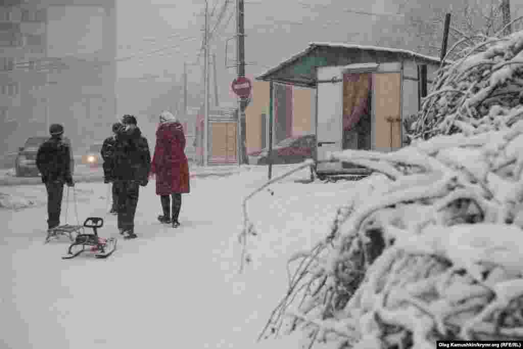 Дети побежали кататься на санках.