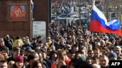 Russia -- Protesters walk along Moscow's Tverskaya street during an unauthorised anti-corruption rally, March 26, 2017