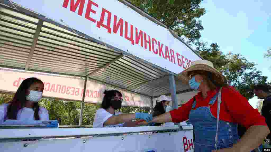 У входа на фестиваль посетителям измеряли температуру и проверяли наличие маски