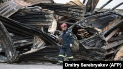 Спасатель на месте пожара в Кемерове