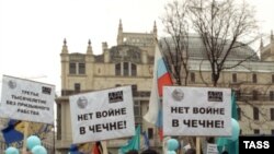 Поддерживающие Трепашкина активисты протестовали и против войны в Чечне