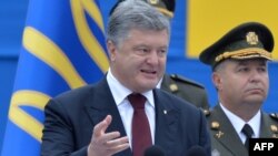 Президент Украины Петр Порошенко на военном параде в Киеве 24 августа 2016 г. 