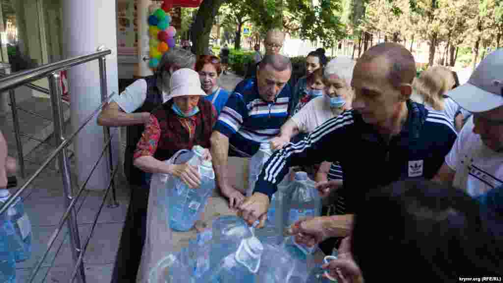 Организован подвоз бутилированной воды. Стабильная подача питьевой воды в систему города предварительно переносится с вечера до полуночи текущего дня