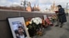 В Москве в ночь на 9 мая вновь разгромили мемориал Немцову