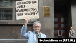 Россия - «Яблоко» партиялъул активистаз НКОязда сверун къанун кьваризабиялде данде Думаялда цебе тIобитIулеб акция, Москва, 6Июл2012