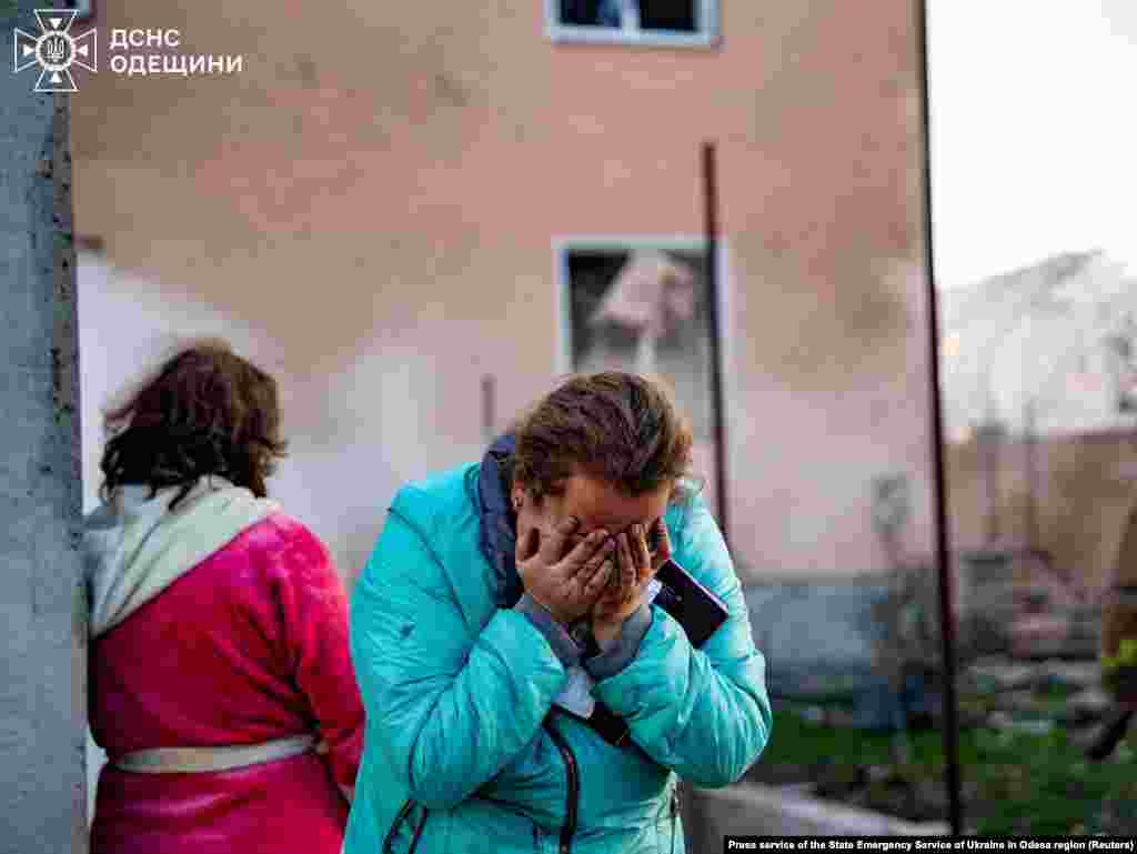 Эмоции жительницы Одессы возле ее разрушенного дома в результате массированной атаки РФ. Одесса, 17 ноября 2024 года