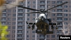 Вертолёт AH-64E Apache на учениях при посадке в городе Синьчжу на северо-западе Тайваня