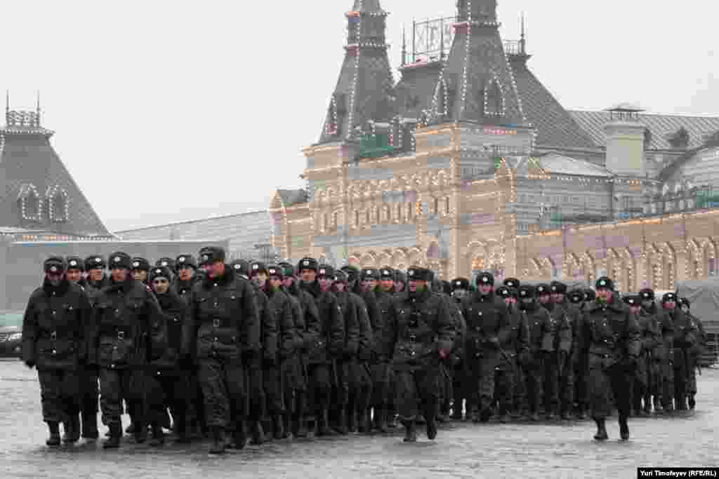 Митинг прошел спокойно. Работы для многочисленных полицейских и солдат ВВ не было.