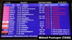 Табло со списком задержанных и отмененных рейсов "ВИМ-Авиа" в Московском аэропорту Домодедово. 25 сентября