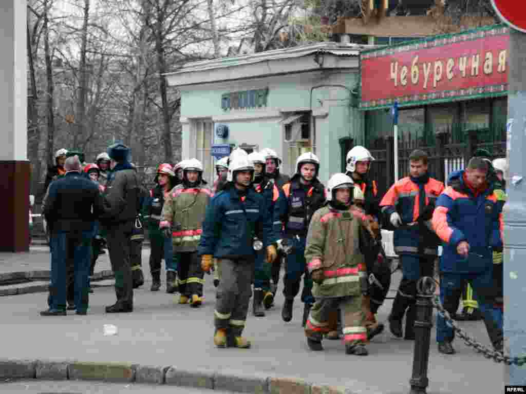 Спасатели у метро "Парк Культуры"