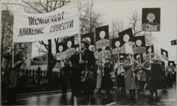 Колонна родственников репрессированных на первомайской демонстрации в Перми, 1989 год