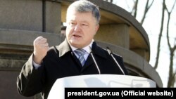 Пётр Порошенко выступает в Черкасской области, на Тарасовой горе в Каневе, где он вручил Шевченковские премии. 9 марта 2019