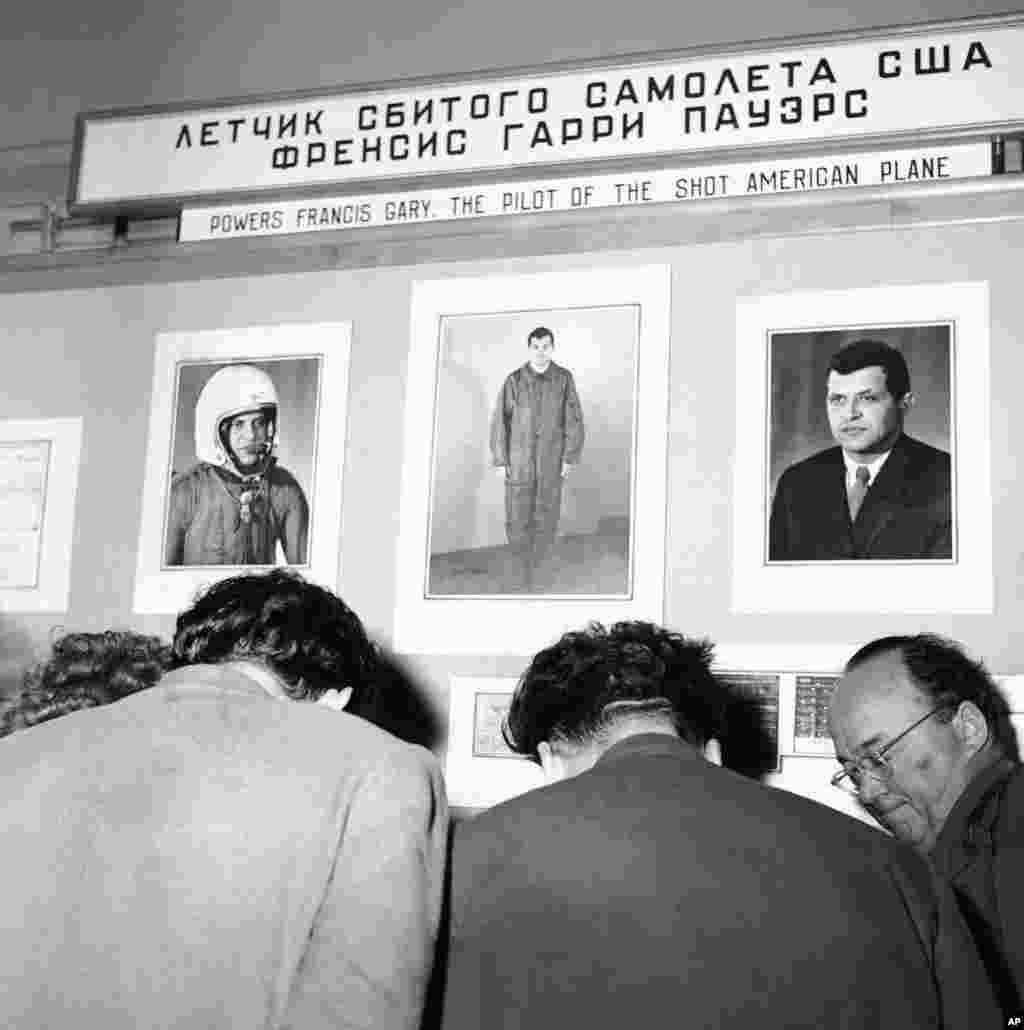 Фотографии Пауэрса на выставке в московском парке Горького 11 мая 1960 года