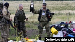 Пророссийские сепаратисты на месте крушения "Боинга" под Донецком, 18 июля 2014 года